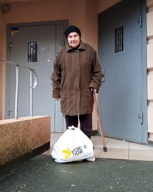 Liev Schreiber Instagram - @rescue.now’s Patronage Project supports elderly Ukrainians in need, providing them with companionship, resources, and a support system. BlueCheck’s grant to Rescue Now keeps the program running so it can care for 600 beneficiaries, many of whom are facing the war alone. 

The program covers: 
- Food 
- Medicine
- Hygiene
- Medical equipment
- Household needs
- Psychological support

Since the beginning of Russia’s invasion of #ukraine, a considerable number of elderly people have been without proper care and attention. Malnutrition, limited financial resources, emotional and mental health challenges, and social isolation are a few of the hardships that the elderly face in Ukraine. 

Please give today so that we can continue getting aid to vetted local organizations that are best situated to identify and address the actual needs on the frontline. bluecheck.in/donate

Thank you!