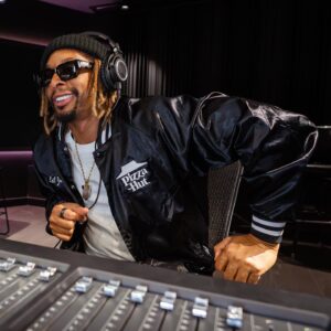 Lil' Jon Instagram - NEW FLAVORS SO CLUTCH....NO ONE OUTPIZZAS THA HUT!!!! HOPPED IN THA STUDIO WIT @pizzahut TO DROP THIS MINI TRACK
🍕🗣🔥THAT NEW HOT HONEY PIZZA AND WINGS GOT A KICK...wHut⁉️#PizzawHut #PizzaHut_Partner