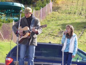 Lili-Ann De Francesco Instagram - TB 2007 👶🏼 This picture is too meaningful to not post it !!! It all started that day. Signing with my dad who inspired me throughout my entire career 🫂 
I remember being so nervous but as soon as I got up on that stage, I knew I wanted that feeling for the rest of my life. 
My dad works so hard on his own music (even if my career is still his priority……………………….HIHIHIHI), and I couldn’t be more proud!!!!! Listen to « Settle down » by @sebdefrancesco now!!!!