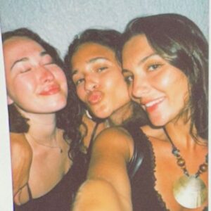 Lili-Ann De Francesco Instagram - Two weeks of laughter, music with amazing people, cosmos and sun with the fam 💛 thank you @clubmedcancun , you were great as always