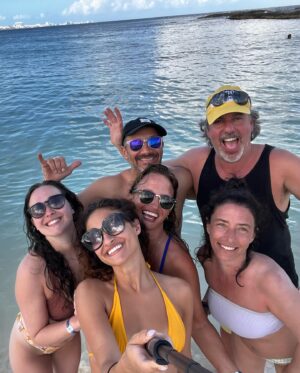 Lili-Ann De Francesco Instagram - Two weeks of laughter, music with amazing people, cosmos and sun with the fam 💛 thank you @clubmedcancun , you were great as always