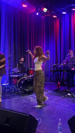 Lili-Ann De Francesco Instagram - Québec tu m’as fait rire et pleurer en même temps 🥹 merci tellement ❤️ @palaismontcalm