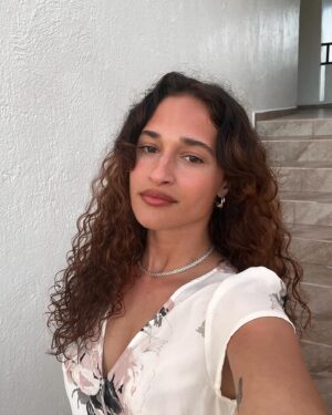 Lili-Ann De Francesco Instagram - Already a year has passed since the release of idc (reprise) with my buddy @prestonpablo … TIME FLIES🤯 
So grateful to be in @clubmed this time of year to sing with my #1 @sebdefrancesco 🤍