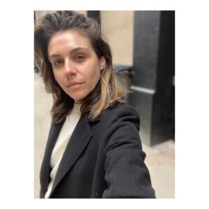 Lili Mirojnick Instagram - GLOW verb \ ’glō \ 
1) to give out steady light without flame
𝘚𝘩𝘦 𝘨𝘭𝘰𝘸𝘦𝘥 𝘴𝘰 𝘣𝘳𝘪𝘨𝘩𝘵 𝘢𝘧𝘵𝘦𝘳 𝘩𝘦𝘳 𝘧𝘢𝘤𝘪𝘢𝘭, 𝘯𝘰 𝘧𝘪𝘭𝘵𝘦𝘳 𝘸𝘢𝘴 𝘯𝘦𝘤𝘦𝘴𝘴𝘢𝘳𝘺．