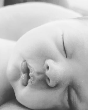 Lilli Cooper Instagram - Desi Charles McLoughlin, our eclipse babe 🌖🌘🌑🌓🌔born April 8th, decided to show up a month early!!! And he’s making Bodie a very happy big bro.