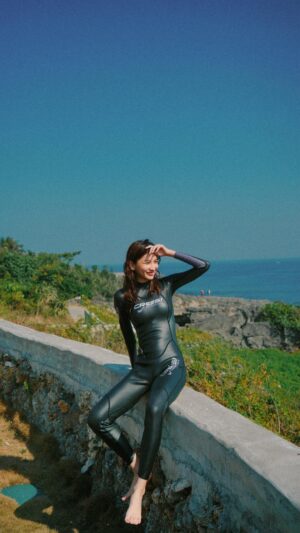 Lilli Lin Instagram - Rain was alright 🌧️ but I went through two oversized wetsuits… jellyfish everywhere, but a watermelon saved the day! wheeee🍉😋💚

不能改變天氣，但能轉變心境
若無法轉化情緒，也不要緊👌🏻
像大自然，我們也有四季
人生漫漫，溫柔待己💙
/
去年考了PADI 初階開放水域證照
那天雨下很大 
兩套防寒衣也很大(?!) 
根本邀請水母到裡面玩⋯
溜進去後就出不來🥹
不過是超棒的一天～
現在台北雨下太大的時候
就會試圖回想那天的感覺💭
/
嘿，早安！你好嗎？
偶爾可以調閱自己的「快樂回憶寶箱」資料庫哦✨
每次打開寶箱，升起滿滿感謝
後來發現～哇！
感恩的頻率可以這樣玩♾️好無限♾️

PADI open water diver 🐣2023.06