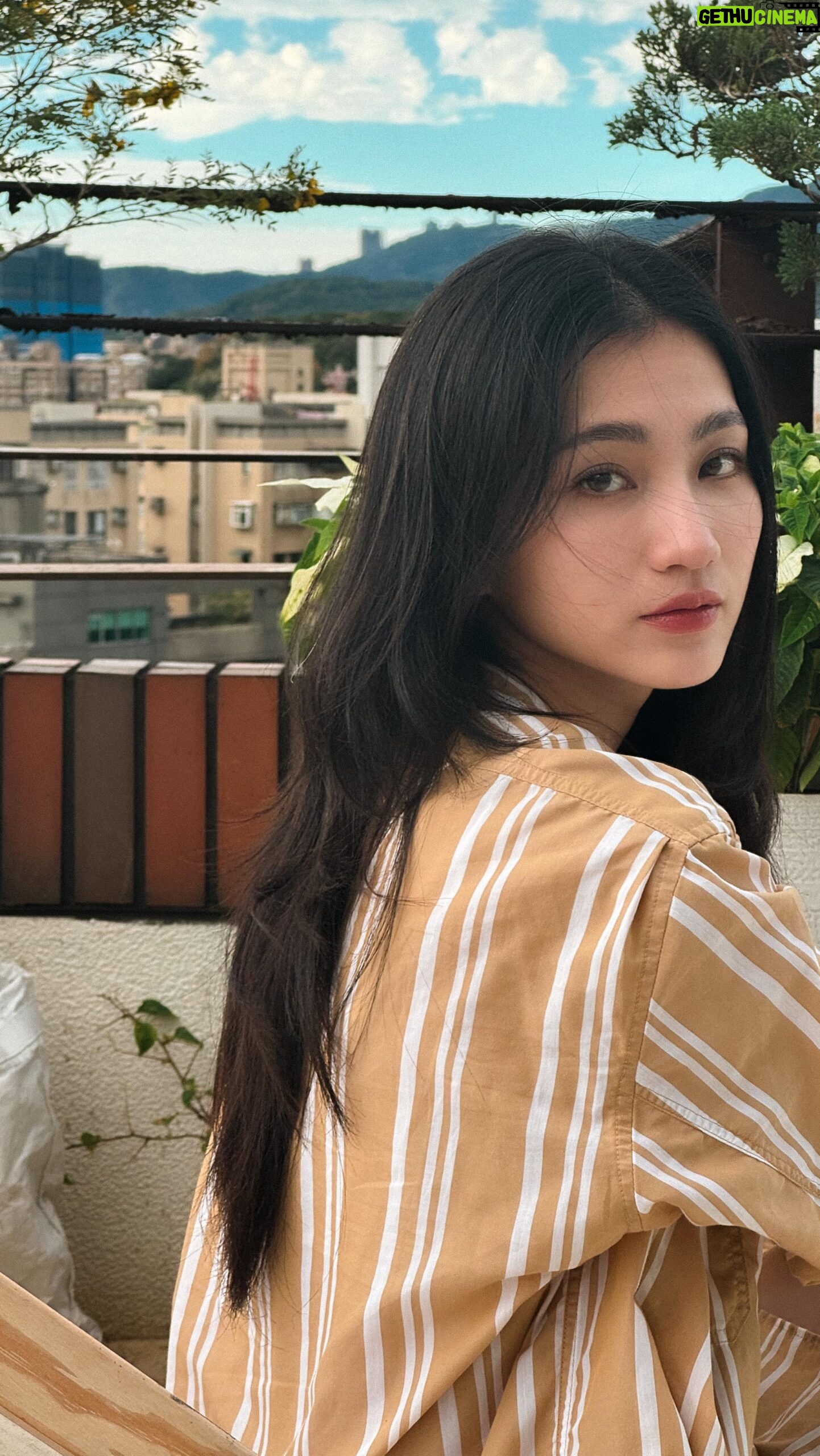 Lilli Lin - 3 Likes - Mood changes fast 😄➡️😏
就挺突然的⋯
聊到一半:欸,來個模特臉
/
話說前陣子看男友在看一個旅遊YouTuber
覺得好厲害🤩
在鏡頭前像和朋友說話一樣自然
拿著攝影機自己一搭一唱
公共場合完全不害羞
和路人聊天也很自然
想想當模特好一陣子了
但在外面拿手機自拍時都挺害臊的
真是術業有專攻 🥹✨