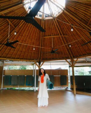 Lilli Lin Instagram - 🧘🏻
Before the training started, I was feeling uncertain and nervous. But once the training began, I found it to be pleasantly challenging. I'm really enjoying the course and am excited to see where this journey takes me. It's wonderful to have such a wise and brilliant teacher like @yoga.ankur.atri @anandamyogaschool guiding me, along with two lovely classmates 😇

If you've been wanting to do something but feel scared, know that there's nothing more daunting than the fear in your mind. Just go for it! 🔥  Namaste 🙏🏻 

原本想去印度學瑜珈
怕媽媽瘋掉(?)🫠
於是憑直覺選了峇里島
再藉著緣份遇見了
來自印度，非常棒的老師😇

重視傳統的同時
也很開闊的融合了現代觀念
和他聊天的時候
有一種很自然被接納的能量🤲🏻
讓人可以很放心地請教各種疑難雜症

另外幸運的是
老師不太會做社群行銷
非常非常小班制
培訓的學員就三個人

第一天 早晨6點 
喝了一杯盛放一晚銅器中的水
並用shatkarma開啟一天
(用鹽水洗鼻子)
(有興趣可以滑到最後面哈哈哈)
再用Pranayama調息法呼吸
開始靜心、瑜伽
時間很快就到下午了
解剖學和梵語課是最難的
以為要熟悉印度人的英語口音已經很難了
沒有....要記得梵語的瑜伽體式、唱誦更難😂

但是阿！但是！最有感的是：
「沒有什麼困難，比腦袋想像中的難的更難」
腦袋創的恐懼是更巨大的
可以無邊無際、永不止息
如何讓恐懼停止？ 那就是「開始」
當真的開始培訓後，反而有一種：
「很難！但我可以的！」感覺

祝福㊗️
如果有想做什麼，但一直不敢去做的事
希望你知道：
「沒有什麼困難，比腦袋想像中的難的更難」
勇敢動起來🫶🏻

We are more often frightened than hurt; and we suffer more from imagination than from reality.
- Lucius Annaeus Seneca