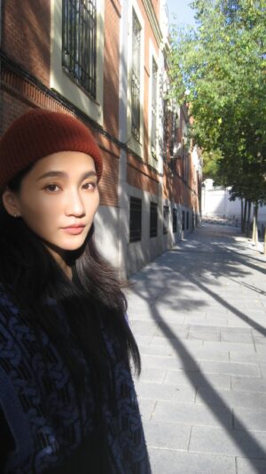 Lilli Lin Instagram - 🕊️ 嘿 新的一年轉眼就過了一週
這週的你，好嗎？

躺在吊床上，看著夕陽，聽著風吹動剛搬進來的兩棵小樹，發出沙沙的聲音⋯感覺自己也在隨風搖擺。感激的心爆棚

記得一年多前在日記寫著🌱
謝謝身邊志同道合的同伴們，能一起聞藏香、呼吸、自在的在草坪上、滿天星斗的天空下談天說地，感覺好幸福。謝謝寬敞又充滿植物的頂樓，讓我能拉胚、瑜珈、靜心💫 

謝謝宇宙，用超不可思議的方式，在最好的時機點，助我一～大～臂～之～力～謝謝身邊的天使們

希望這週的你，也感覺被祝福著
你在路上了！傳遞給你最溫柔、平靜的能量🛸
我們一起勇敢的回應心之所向🫡