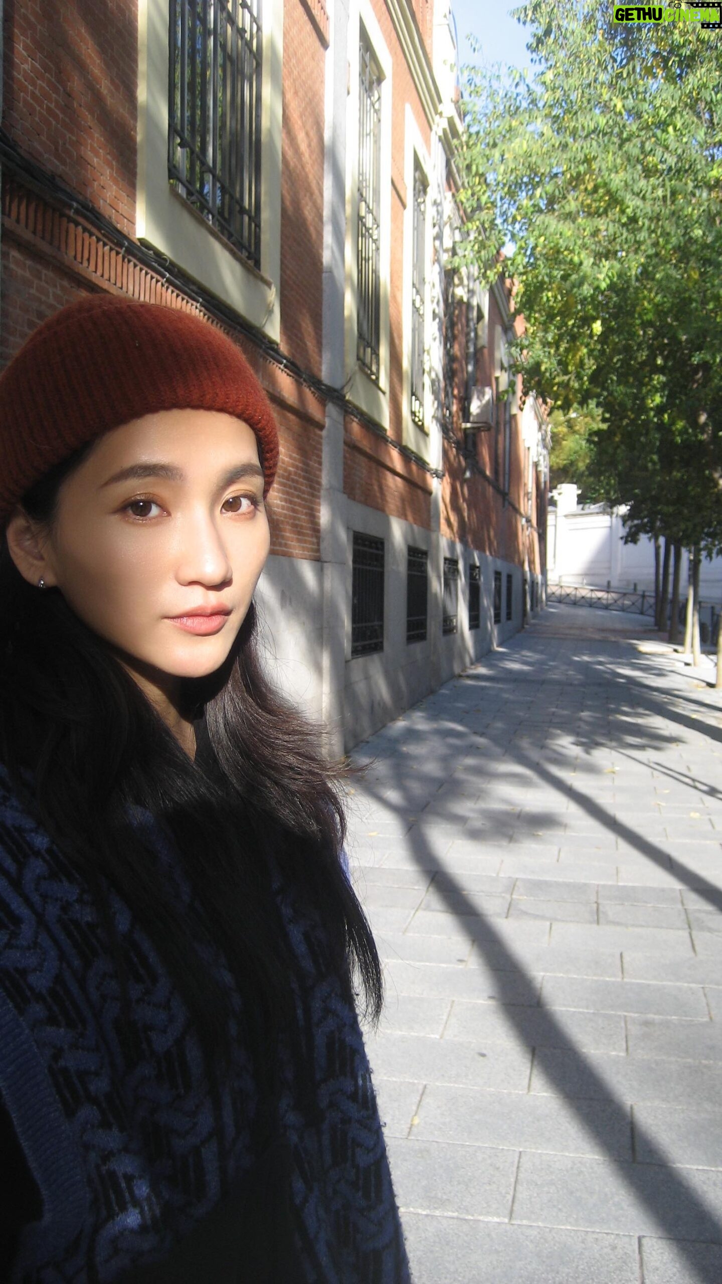 Lilli Lin - 3 Likes - 🕊️ 嘿 新的一年轉眼就過了一週
這週的你,好嗎?
躺在吊床上,看著夕陽,聽著風吹動剛搬進來的兩棵小樹,發出沙沙的聲音⋯感覺自己也在隨風搖擺。感激的心爆棚
記得一年多前在日記寫著🌱
謝謝身邊志同道合的同伴們,能一起聞藏香、呼吸、自在的在草坪上、滿天星斗的天空下談天說地,感覺好幸福。謝謝寬敞又充滿植物的頂樓,讓我能拉胚、瑜珈、靜心💫
謝謝宇宙,用超不可思議的方式,在最好的時機點,助我一~大~臂~之~力~謝謝身邊的天使們
希望這週的你,也感覺被祝福著
你在路上了!傳遞給你最溫柔、平靜的能量🛸
我們一起勇敢的回應心之所向🫡