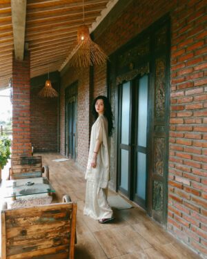 Lilli Lin Instagram - I hope there are days when your coffee tastes like magic, your playlist makes you dance, strangers make you smile and the night sky touches your soul💫
I hope you fall in love with being alive again💙

Pondok Kita
在峇里島的第一間住宿
一晚不到900台幣

鑽進小巷 經過田野
座落在鬧區的小小境地

很喜歡這裡的氛圍
被和諧包圍著鬧中靜
讓人容易靜下心

在這裡住了一週
靜心、瑜伽、書寫
準備好自己 迎接瑜伽培訓

記得有天實在太熱了
吃了早餐回住宿
坐在那望著泳池的水面
看著漣漪、樹葉飄著
撿起地上的雞蛋花 味道撲鼻而來
炙熱的夏天被抹上了溫柔淡雅的芳香
聽見樹葉沙沙、蟲鳴鳥叫
抬頭是一望無際的藍天
瞥見水面波紋的反射在天花板恣意
有一股想跳舞、歌唱得衝動
感覺連接著所有
靈魂很喜悅、很感恩、很飽滿

完全忘記了時間⋯只記得
寫了很多字、唱著歌、跳著舞
最後拿起腳架，試圖記錄這份感動

謝謝這個空間、謝謝住宿的主人
謝謝房務男孩，儘管語言不通
比手畫腳、用翻譯牛頭不對馬嘴的聊著天
一起喝椰子汁、挖果肉、吃沙爹

也謝謝自己的一無反顧
聽從心的聲音後
生命擴展著的比想像還驚喜
處處是禮物、處處都感謝
謝謝宇宙，謝謝你、妳、祢 :)