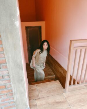 Lilli Lin Instagram - I hope there are days when your coffee tastes like magic, your playlist makes you dance, strangers make you smile and the night sky touches your soul💫
I hope you fall in love with being alive again💙

Pondok Kita
在峇里島的第一間住宿
一晚不到900台幣

鑽進小巷 經過田野
座落在鬧區的小小境地

很喜歡這裡的氛圍
被和諧包圍著鬧中靜
讓人容易靜下心

在這裡住了一週
靜心、瑜伽、書寫
準備好自己 迎接瑜伽培訓

記得有天實在太熱了
吃了早餐回住宿
坐在那望著泳池的水面
看著漣漪、樹葉飄著
撿起地上的雞蛋花 味道撲鼻而來
炙熱的夏天被抹上了溫柔淡雅的芳香
聽見樹葉沙沙、蟲鳴鳥叫
抬頭是一望無際的藍天
瞥見水面波紋的反射在天花板恣意
有一股想跳舞、歌唱得衝動
感覺連接著所有
靈魂很喜悅、很感恩、很飽滿

完全忘記了時間⋯只記得
寫了很多字、唱著歌、跳著舞
最後拿起腳架，試圖記錄這份感動

謝謝這個空間、謝謝住宿的主人
謝謝房務男孩，儘管語言不通
比手畫腳、用翻譯牛頭不對馬嘴的聊著天
一起喝椰子汁、挖果肉、吃沙爹

也謝謝自己的一無反顧
聽從心的聲音後
生命擴展著的比想像還驚喜
處處是禮物、處處都感謝
謝謝宇宙，謝謝你、妳、祢 :)