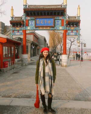 Lilli Lin Instagram - 🏮🐲❤️‍🔥
第一張說好跟三個保安拍照的⋯小哥哥人呢？

看著湖面結冰倒映著兩旁的樹木
冬天的陽光混進乾冷的空氣
霧濛濛配上色彩鮮明的中式建築
穿梭胡同聽著熙來攘往此起彼落
叫賣聲、拉車聲、街邊賣藝的二胡⋯
哈個氣，霧氣繚繞
撥開手中冒著煙，暖呼呼的包子
幸～福～啊～🥹
北京有著自己的濾鏡，很神奇

First time in Beijing, getting lost in the city vibes! Exploring those narrow hutong streets and savoring every bit of this unique experience.
#LilliOnVacation #BeijingDebut #UrbanAdventure
