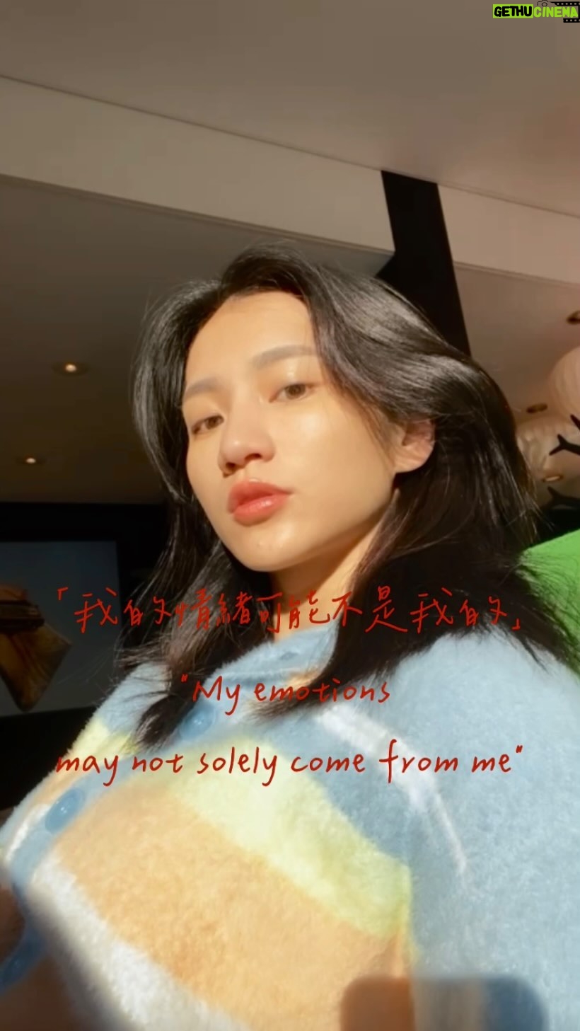 Lilli Lin - 3 Likes - #一分鐘聊聊天
「我的情緒可能不是我的」
這個詞彙、這樣的語言
那個概念、那樣的思維
可能是過往的經驗、社會的觀點
有些詞、想法,在經驗裡、腦袋中
是已被下了定論的:非黑即白的二元
如果不帶著先入為主的
任何情緒、想法都是中性的
是一種頻率、能量
如果不帶著濾鏡去看
才能進去那個 “觀”
感覺自己像個通道
讓能量來去,不執著也不逃避
是一場又一場的體驗,很有趣
那...如何跳脫二元呢?
和任何狀態下的自己共處
不帶著批判、不帶著逃離
不帶著緊握、不帶著執著
如果某個事件、某個人說的話
觸發了某種情緒
深呼吸,不著急回應
退出一些空間,給予一些時間
會起好奇心,想挖深一點,問:
這情緒來自哪裡?
為什麼會有這樣的感覺呢?
枷鎖是腦袋賦予的
自由是順其自然的
祝福㊗️
”My emotions may not exclusively originate from within me”
Our choice of words, the way we express ourselves, and our thought patterns are significantly influenced by society. Certain words and specific notions in our experiences and thoughts have already been categorized into a binary of absolutes.
Approaching things without preconceived notions allows every emotion and thought to exist inherently neutral; they are a matter of frequency, expressions of energy.
Removing the filters through which we perceive enables entry into a state of ’observation.‘ Upon realization, energies flow freely, unburdened by attachment or avoidance.
How does one transcend rigid thinking?
By embracing our emotional states without self-criticism, refraining from the urge to escape, and holding onto neither too tightly nor too loosely.
When a particular emotion is stirred, take a moment, refrain from hastily responding. Delve deeper: Where does this emotion originate? What prompts such a response?
Discovering freedom comes when we gently allow our experiences to unfold and gracefully let them flow :)
#LilliDearDiary