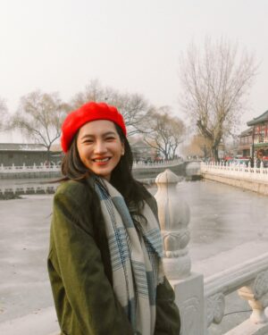 Lilli Lin Instagram - 🏮🐲❤️‍🔥
第一張說好跟三個保安拍照的⋯小哥哥人呢？

看著湖面結冰倒映著兩旁的樹木
冬天的陽光混進乾冷的空氣
霧濛濛配上色彩鮮明的中式建築
穿梭胡同聽著熙來攘往此起彼落
叫賣聲、拉車聲、街邊賣藝的二胡⋯
哈個氣，霧氣繚繞
撥開手中冒著煙，暖呼呼的包子
幸～福～啊～🥹
北京有著自己的濾鏡，很神奇

First time in Beijing, getting lost in the city vibes! Exploring those narrow hutong streets and savoring every bit of this unique experience.
#LilliOnVacation #BeijingDebut #UrbanAdventure