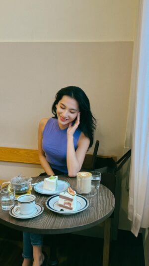 Lilli Lin Instagram - 新髮型報到 🫡 
謝謝尼爾 永遠比我注意、照顧我的髮況
有這樣的設計師真的是🥺 太Luckyyyy
也謝謝 @isa_isa_li @timeless_ut 的幫忙🫶🏻

Got a fresh new hairstyle from @near_53 🔥
Saw @luseeyalu’s reels and was absolutely fascinated by her transition idea! 🤩 It’s definitely not as easy as it looks…😂