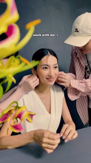 Lilli Lin Instagram - sometimes we wear different pieces on each ear to save time during the shoot 📸😆

：還有在拍照嗎？
有啊，但發的比較少～
（轉頭來分享一個！）

你們知道拍飾品的時候
有時會左右耳戴不一樣
這樣可以縮短拍照時間很多喔😀