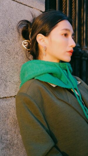 Lilli Lin Instagram - We are connected ✨
/
催眠療癒的證書拿到了
但感覺學無止境
甚至映照在日常細節裡
真的很好玩～～～

當朋友分享心裡話時
除了不急著回應、仔細聆聽
看著友人的眼睛、肢體
最近還會試著「同步呼吸」✨

有時思緒就是在說話時邊梳理的
有時甚至不用急著給出觀點或回應
如果對方對情緒的感受無法用言語形容

「那在講到或想到這件事的時候，感覺身體有什麼反應？」

「ㄜ⋯沒想過欸⋯就很不爽！ 壓力很大」
「有感覺到自己的肩頸嗎？縮著呢！」
「哇，發現心卡卡、悶悶的感覺⋯」

除了再次重複一次友人的話語
確定沒有腦補或延伸
「我聽見你了」、「我懂」、
「我不太能完全體會，但我在、我在聽、我在這裡」
每個起心動念都是敞開的
那樣的對話真的很美好～🥹

嘿，你好嗎？
如果想說卻說不出來～🎤🎵
可以將注意力回到呼吸上
感覺自己的身體
再將不舒服的地方
透過觀想或掌心貼著
輕柔跟自己的身體說： 
「嘿，謝謝你，我感覺到了，我看見了」
藉由觀想，想像平靜、治癒的能量
透過手心或呼吸傳送到身體需要的地方🤲🏻

祝福 ㊗️

Hey, how are you?
If you're feeling stuck in expressing yourself:
Redirect focus back to breath, feel your body. Then gently address any discomfort by visualizing or placing your palms on those areas. Softly tell the body:

"Hey, thank you, I feel it, I see it."

Visualize calm, healing energy, transmitting it to where your body needs it through palms or breath 🌬️

Blessings 😇

/
謝謝 @atticaccessories 豐富了我的歐洲行
復古又有設計感的飾品～超級！我的菜！🤩🤩🤩