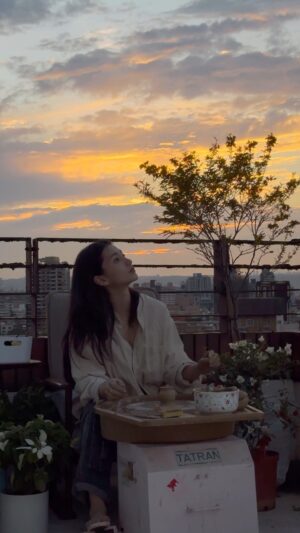 Lilli Lin Instagram - Magic hour is my happy hour ᕕ( ᐛ )ᕗ
嘿，你好嗎？
想分享給你看不膩的魔幻日落
最讚的充電時刻🥹
記得抱抱自己然後曬曬太陽
看雲 看樹 看山 看海
感覺風吹在臉上、陽光灑進靈魂深處
「我在路上了！我很棒！我超棒喔🤩」
啊～活著真好