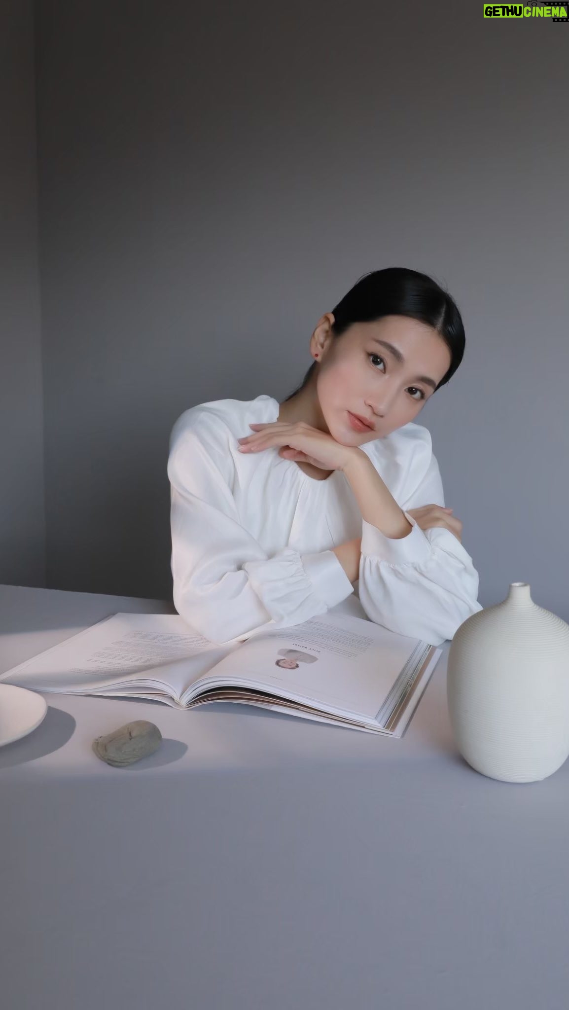 Lilli Lin - 3 Likes - That glow at the end 🥹
啊不是說要分享拍攝現場⋯
變成紀錄⋯和瞌睡蟲⋯搏鬥的過程🤦🏻♀️
剛回台,因氣候不同讓肌膚不太穩定
馬上預約水飛梭療程
這次去璞之妍 ✨ #水飛梭概念店
@essenangeloclinic @essenangelo_aquahair
可以針對肌況不同,給予 #客製化療程
沒有修復期,可以馬上上妝!愛了愛了~
你們看看這個光澤❤️🔥 #璞之妍