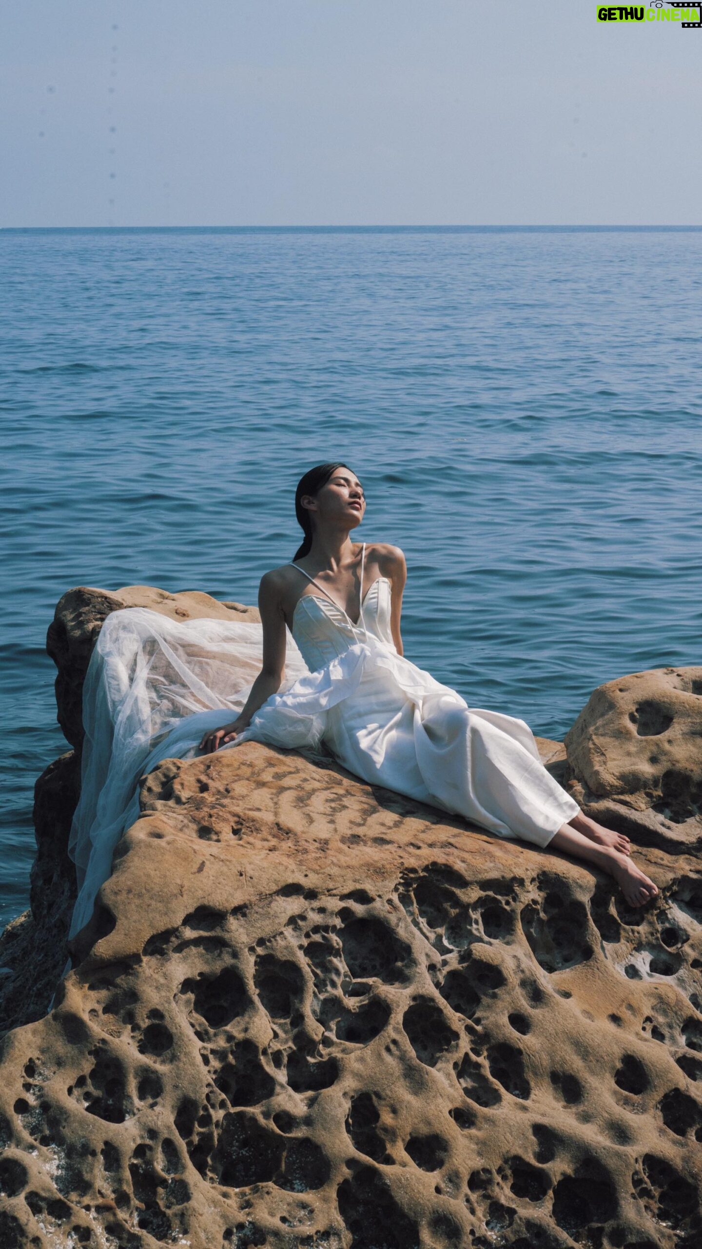 Lilli Lin - 3 Likes - Healing comes in waves.
Some days you will drown.
Some days you will float.
And it’s okay. You are still healing 🌊
療癒之路,載浮載沉❤️🩹
像海浪、像水流
像乘著雲霄飛車
穿越高山和低谷
學習欣賞沿途風景
每一刻都有趣✨