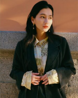 Lilli Lin Instagram - 最！喜歡！的復古飾品
「 小閣樓 @atticaccessories 」
18週年的展售會😍
人不在台灣，想大聲分享
請大家！ 幫我去逛逛～

ATTIC 誕生於2006年繁花盛開的春
其品牌名有古典的涵義 

設計師擅長復古仿舊與異材質混搭
使用純銅 , 鋯石及施華洛世奇水晶
創造出古典與現代感共存的作品

不對稱及細膩與粗曠的衝突
融合為ATTIC特點之一
在小細節上添加設計感
賦予每件作品獨特的個性

活動時間 : 2024/04/27 (六) 下午1點至6點
活動場地 : 信二家廚 (白色建築物)
地址 : 台北市中正區 仁愛路二段95號1F 
 (面寶船右邊、面1789左邊)