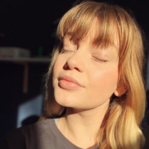 Lilly Dreesen Instagram - Vitamin D Tanken ☀️
Ich hab diese Woche nur im Bett gelegen, weil meine Weisheitszähne rausgekommen sind. Gestern wurden die Fäden entfernt und jetzt geht es mir schon deutlich besser. Jetzt gehts erstmal mit dem Hund raus in den Schnee ❄️ wie gehts euch ? #sun #snow #berlin #actress