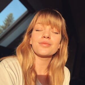 Lilly Dreesen Instagram - SUN-KISSED 🌞 #actress #stayhome #staysafe #sun #happy