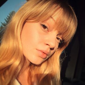 Lilly Dreesen Instagram - SUN-KISSED 🌞 #actress #stayhome #staysafe #sun #happy