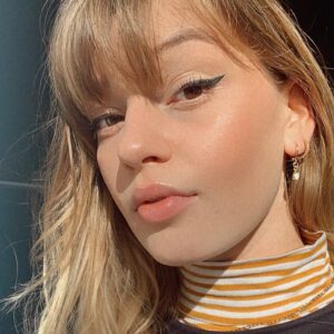 Lilly Dreesen Instagram - Ich poste jetzt nur noch Sonnen Selfies, weil das einziges Highlight in meinem Leben ist gerade die Sonne 😅🌞 ach und das am 11.03. KATAKOMBEN raus kommt 😍 freut ihr euch auch so über das Wetter ? #actress #sun #katakomben #joyn #werbung