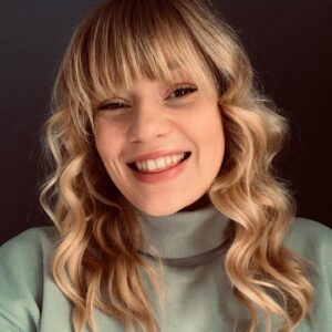 Lilly Dreesen Instagram - Löwenmähne 🦁 lieber glatte oder lockig Haare? Ich mag meine glatten Haare total, aber ich liebe es auch immer mal wieder mir locken zu machen! #happy #actress #löwenmähne #locken