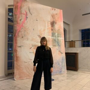 Lilly Dreesen Instagram - Ich sollte wieder mehr in Ausstellungen gehen. Gestern durfte ich im @sonycenterampotsdamerplatz mir die Ausstellung von @christianaugust128 ansehen. Ab heute ist die auch für alle im Sony Center in Berlin zu sehen! Es war wirklich super schön und ich hab es total genossen mal wieder Kunst zu genießen, die auch noch so schön und faszinierend ist ! Dazu konnte ich auch einen tollen Abend mit @diedenise verbringen❤️ Vielen Dank für die Einladung @lamaisonvsf es war mir ein Fest ! Geht ihr gerne in Ausstellungen? @birnbaum.berlin #actress #art #evening #anzeige