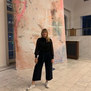 Lilly Dreesen Instagram - Ich sollte wieder mehr in Ausstellungen gehen. Gestern durfte ich im @sonycenterampotsdamerplatz mir die Ausstellung von @christianaugust128 ansehen. Ab heute ist die auch für alle im Sony Center in Berlin zu sehen! Es war wirklich super schön und ich hab es total genossen mal wieder Kunst zu genießen, die auch noch so schön und faszinierend ist ! Dazu konnte ich auch einen tollen Abend mit @diedenise verbringen❤️ Vielen Dank für die Einladung @lamaisonvsf es war mir ein Fest ! Geht ihr gerne in Ausstellungen? @birnbaum.berlin #actress #art #evening #anzeige