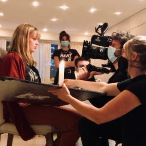 Lilly Dreesen Instagram - Es geht endlich wieder los! Nach drei Monate Pause, sind wir wieder dabei Katakomben zu drehen. Ich liebe es einfach so sehr am Set zu sein, auch wenn die Umstände diesmal etwas anders sind. Aber es ist gut, dass es wieder los geht, ein bisschen Normalität wieder ins Leben kommt, natürlich mit ganz viel Vorsicht! Wie ist es bei euch?📸 von dem tollen Regisseur @jakob.m.erwa #setlife #actress @joyn.de @neuesuper