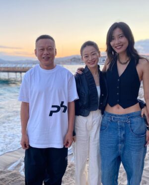 Lily Gao Instagram - ❤️❤️❤️❤️❤️❤️❤️❤️❤️❤️
1. Eva heals the soul 
2. Mom momming
3. 6 minute standing ovation 
4. 永远永远跟他们学习
5. Post premiere tears 
6. Constance heals the heart
7. 😭
8. Birthday cake from the biddies
9. Eva x Black Dog
10. Happy birthday to me