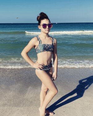 Lily Rose Smith Instagram - 🏖 day 😎 #welivewhereyouvacation☀️🌴😎 #homeschoollife