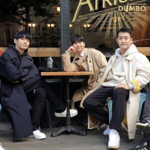 Lim Hyoun-soo Instagram - 뉴욕 여행이 끝나갈 때 즈음 모든 순간이 꿈같았고, 그 꿈에서 깨어나기 싫었다. 하지만 시간이 지나고 일상 속에 돌아오고 나서 나는 꿈을 꾸려면 다시 일상으로 돌아와야 한단 걸 느끼게 됐다. 그리고 그때의 꿈은 이제 추억으로 내 맘속에 녹아있다. 해인이형 종건이형 고마워요.
-#정해인 #은종건 #임현수 #걸어보고서