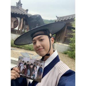 Lim Hyoun-soo Instagram - 오늘은 TV조선 <바람과 구름과 비>의 마지막 화 방송 날입니다.
눈이 올 때 시작했는데 어느새 벌써 마지막이라는 게 믿기지 않습니다.
마지막까지 <바람과 구름과 비>를 사랑해주시고, 연치성을 좋아해 주신 많은 분들에게 감사를 전하고 싶어요.
감독님, 선배님, 모든 스탭분들 고생 많으셨고, 다시 만나는 날을 기대하겠습니다. 고맙습니다!
⠀
#바람과구름과비 #연치성