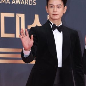 Lim Ju-hwan Instagram - 안녕하세요 임주환입니다.
어떤 말을 해야 할지 고민하다가 늦었네요.

저의 직업이 매번 여러분에게 관심과 응원을 강요하는 거 같아 죄송스러운 마음이 들 때가 많습니다.

그래서 팬 여러분에게 떳떳한 연기를 보여 드릴 수 있는, 어디서도 부끄럽지 않은 배우가 되자고 항상 다짐합니다.

이번 연기상 수상은 제 능력이라기 보다 팬 여러분이 있었기에 가능한 일이었습니다.

제가 배우로 살아갈 수 있게 힘이 되어 주셔서 감사드립니다.

여러분의 관심과 응원이 부끄럽지 않도록 좋은 배우가 되기 위하여 꾸준히 노력하겠습니다.

새해 좋은 일 가득하시고 여러분의 가족의 행복과 건강을 바랍니다.

감사합니다.