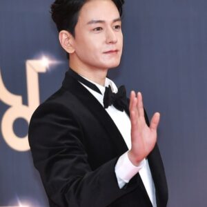 Lim Ju-hwan Instagram - 안녕하세요 임주환입니다.
어떤 말을 해야 할지 고민하다가 늦었네요.

저의 직업이 매번 여러분에게 관심과 응원을 강요하는 거 같아 죄송스러운 마음이 들 때가 많습니다.

그래서 팬 여러분에게 떳떳한 연기를 보여 드릴 수 있는, 어디서도 부끄럽지 않은 배우가 되자고 항상 다짐합니다.

이번 연기상 수상은 제 능력이라기 보다 팬 여러분이 있었기에 가능한 일이었습니다.

제가 배우로 살아갈 수 있게 힘이 되어 주셔서 감사드립니다.

여러분의 관심과 응원이 부끄럽지 않도록 좋은 배우가 되기 위하여 꾸준히 노력하겠습니다.

새해 좋은 일 가득하시고 여러분의 가족의 행복과 건강을 바랍니다.

감사합니다.