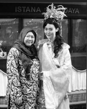 Lim Mei Fen Instagram - Hatiku patah di Beijing.

Minggu lepas, kami jemput cikgu kesayangan kami ke premiere filem baru kami. Cik Ros orang penting dalam hidup kami; kali ni kami speaking Bahasa Melayu, watak coach (kira guru juga), kami nak kongsi/tunjuk ni dengan Cik Ros kami. 

Dulu time kat Aswara, BM kita tahap sampah, assignment kami (dlm kelas cik Ros) kira sampah juga. Tapi Cik Ros tak pernah ‘give up’ budak cina ni, dia ajar, dia maki, dia make sure kami dapat ilmu, dan dia pilih kasih juga. Dia sayang kami, dia selalu bawa kami dlm project dia, istana budaya, matic dan bawa pergi kampung bharu makan makan juga. 

Waktu kami dapat anugerah Bakat Muda Teater JKKN, Cik Ros lah orang paling bangga. 

“Cik Ros, datang lah Beijing, Mei bawa pergi jalan2 makan2..” 

Cik Ros senyap, then balas “bila you buat project hang li po atau ada project di sana, I datang lawat..” 

😭😭😭 

Cik Ros, kenapa x tunggu sampai kami grad! Kan dah janji nak makan besar lepas I grad. Hari ni ja I pergi beli souvenir … 🥲 

Aku anak derhaka. 

Al-fatihah Dr Rosminah Tahir. Rest in peace.