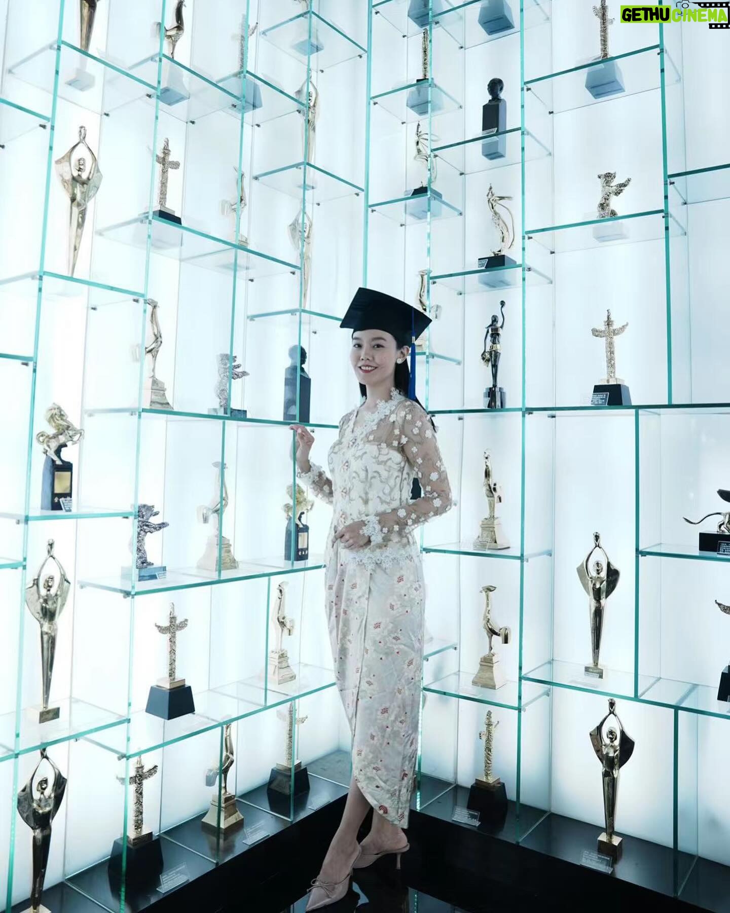 Lim Mei Fen - 3 Likes - Of course Baju kebaya for graduation 🧑🎓 #anakMalaysia #beijingfilmacademy