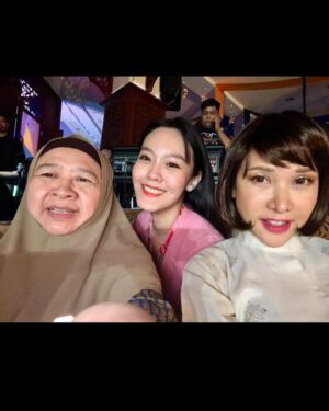 Lim Mei Fen Instagram - Hatiku patah di Beijing.

Minggu lepas, kami jemput cikgu kesayangan kami ke premiere filem baru kami. Cik Ros orang penting dalam hidup kami; kali ni kami speaking Bahasa Melayu, watak coach (kira guru juga), kami nak kongsi/tunjuk ni dengan Cik Ros kami. 

Dulu time kat Aswara, BM kita tahap sampah, assignment kami (dlm kelas cik Ros) kira sampah juga. Tapi Cik Ros tak pernah ‘give up’ budak cina ni, dia ajar, dia maki, dia make sure kami dapat ilmu, dan dia pilih kasih juga. Dia sayang kami, dia selalu bawa kami dlm project dia, istana budaya, matic dan bawa pergi kampung bharu makan makan juga. 

Waktu kami dapat anugerah Bakat Muda Teater JKKN, Cik Ros lah orang paling bangga. 

“Cik Ros, datang lah Beijing, Mei bawa pergi jalan2 makan2..” 

Cik Ros senyap, then balas “bila you buat project hang li po atau ada project di sana, I datang lawat..” 

😭😭😭 

Cik Ros, kenapa x tunggu sampai kami grad! Kan dah janji nak makan besar lepas I grad. Hari ni ja I pergi beli souvenir … 🥲 

Aku anak derhaka. 

Al-fatihah Dr Rosminah Tahir. Rest in peace.