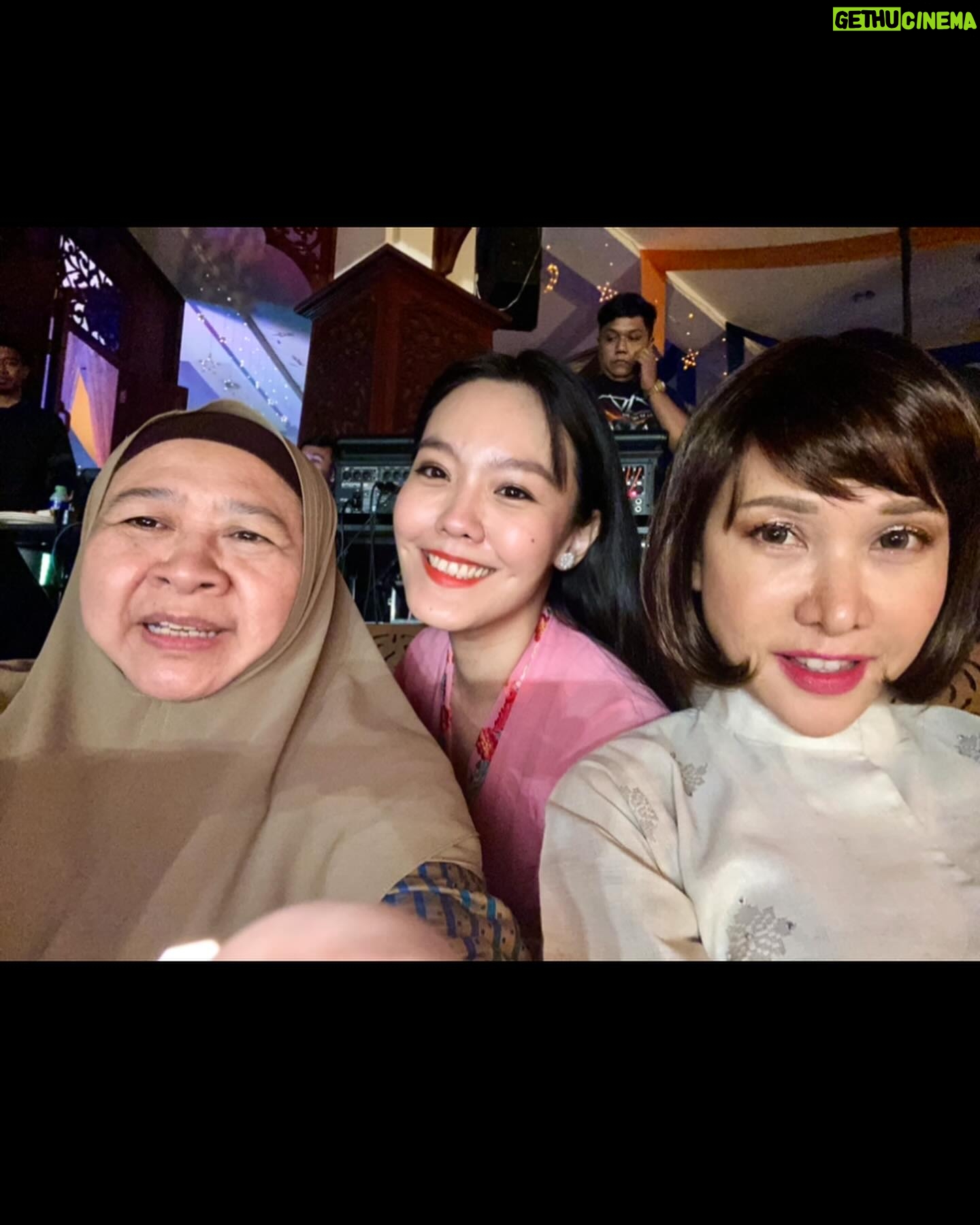 Lim Mei Fen - 628 Likes - Hatiku patah di Beijing.
Minggu lepas, kami jemput cikgu kesayangan kami ke premiere filem baru kami. Cik Ros orang penting dalam hidup kami; kali ni kami speaking Bahasa Melayu, watak coach (kira guru juga), kami nak kongsi/tunjuk ni dengan Cik Ros kami.
Dulu time kat Aswara, BM kita tahap sampah, assignment kami (dlm kelas cik Ros) kira sampah juga. Tapi Cik Ros tak pernah ‘give up’ budak cina ni, dia ajar, dia maki, dia make sure kami dapat ilmu, dan dia pilih kasih juga. Dia sayang kami, dia selalu bawa kami dlm project dia, istana budaya, matic dan bawa pergi kampung bharu makan makan juga.
Waktu kami dapat anugerah Bakat Muda Teater JKKN, Cik Ros lah orang paling bangga.
“Cik Ros, datang lah Beijing, Mei bawa pergi jalan2 makan2..”
Cik Ros senyap, then balas “bila you buat project hang li po atau ada project di sana, I datang lawat..”
😭😭😭
Cik Ros, kenapa x tunggu sampai kami grad! Kan dah janji nak makan besar lepas I grad. Hari ni ja I pergi beli souvenir … 🥲
Aku anak derhaka.
Al-fatihah Dr Rosminah Tahir. Rest in peace.