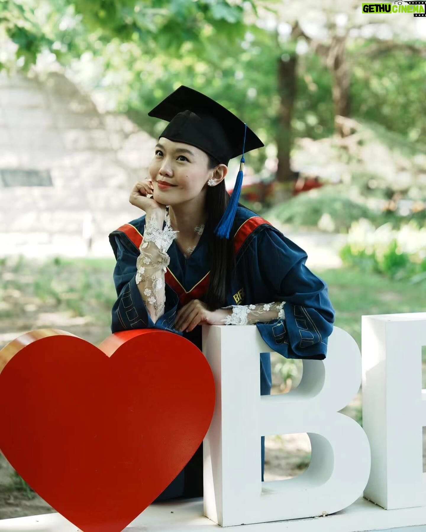 Lim Mei Fen - 476 Likes - Best birthday gift ever…graduated from Beijing Film Academy on the eve of my birthday.
最牛的生日礼物:生日前夕从北京电影学院毕业啦!🎓🎂
#beijingfilmacademy #birthdaygift