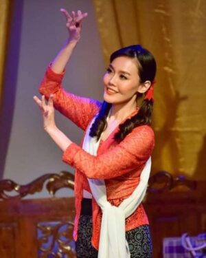 Lim Mei Fen Instagram - Hatiku patah di Beijing.

Minggu lepas, kami jemput cikgu kesayangan kami ke premiere filem baru kami. Cik Ros orang penting dalam hidup kami; kali ni kami speaking Bahasa Melayu, watak coach (kira guru juga), kami nak kongsi/tunjuk ni dengan Cik Ros kami. 

Dulu time kat Aswara, BM kita tahap sampah, assignment kami (dlm kelas cik Ros) kira sampah juga. Tapi Cik Ros tak pernah ‘give up’ budak cina ni, dia ajar, dia maki, dia make sure kami dapat ilmu, dan dia pilih kasih juga. Dia sayang kami, dia selalu bawa kami dlm project dia, istana budaya, matic dan bawa pergi kampung bharu makan makan juga. 

Waktu kami dapat anugerah Bakat Muda Teater JKKN, Cik Ros lah orang paling bangga. 

“Cik Ros, datang lah Beijing, Mei bawa pergi jalan2 makan2..” 

Cik Ros senyap, then balas “bila you buat project hang li po atau ada project di sana, I datang lawat..” 

😭😭😭 

Cik Ros, kenapa x tunggu sampai kami grad! Kan dah janji nak makan besar lepas I grad. Hari ni ja I pergi beli souvenir … 🥲 

Aku anak derhaka. 

Al-fatihah Dr Rosminah Tahir. Rest in peace.