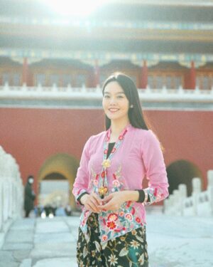 Lim Mei Fen Instagram - Coincidentally both Fan Bing Bing & myself are wearing pink kebaya by Kenny Loh Couture. #justfoundthis #TMM2024 #visitmelaka2024