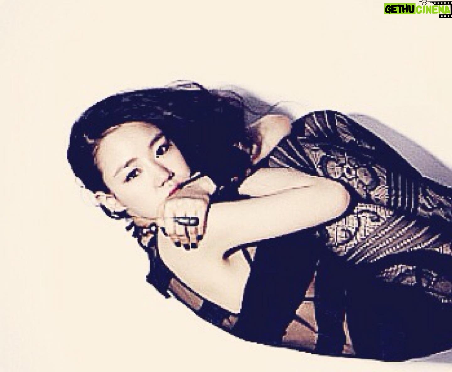 Lim Se-joo - 534 Likes - ***해오라, 임지현으로 14년 전 발표했었던 영화 무방비도시ost ‘잠시 나였던 너’ 음반을 아직도 기억해주시고 사랑해주시는 분들이 계셔서 알려드려요!
:음원사이트에서 더이상 듣지 못한다는 소식을 저의 몇없는 너무나도 소중하고 흐윽(ㅠㅠ) 감사한 팬 분들께 듣게 되었는데, 아쉽게도 저작권이 저에게 없는 음원이라 제가 해결해드릴 방법이 없어 죄송하다는 말씀을 드립니다.. 10년이 넘은 음반이라 한분 한분 앨범이라도 보내드리고 싶은데 가지고 있는 앨범도 찾으니 없네요.. 간혹 중고사이트에 판매되는 앨범이 있더라구요! 추억속에 들으셨던 음원인데 이렇게 사라지게 되어서 너무 죄송할 따름입니다.. 조만간 저작권협회에 문의한 이후에 유투브 채널을 통해서 라이브로 올려드리거나, 그때 녹음본을 다시 올릴 수 있는 방향도 곧 찾아볼게요!
:17살, 2007년도에 무대포로 음악을 하겠다며 고등학교 자퇴이후 아무것도 모른채 첫 녹음을 끝낸 음원인데. 그때 참 많은 응원을 받았던 기억이 나네요. 덕분에 옛날의 뭣모르던 용기들도 다시금 떠올랐어요. 상처도 많이 받고 여기저기 피해다니느라 마무리 짓지 못한 음악활동이 늘 마음에 짐처럼 남아있지만, 인생은 길고! 상처는 무뎌지고! 또 다시 그때의 용기를 내어 덕분에 열심히 살아보겠습니다🙃 이 글을 읽으시는 분들도 힘내시고 언제 어디에 계시든 사랑받는 분들이시길, 또 누구보다 자신을 사랑하는 분들이시길 바래요 그러므로 많이 사랑합니다ㅎㅎ🙃