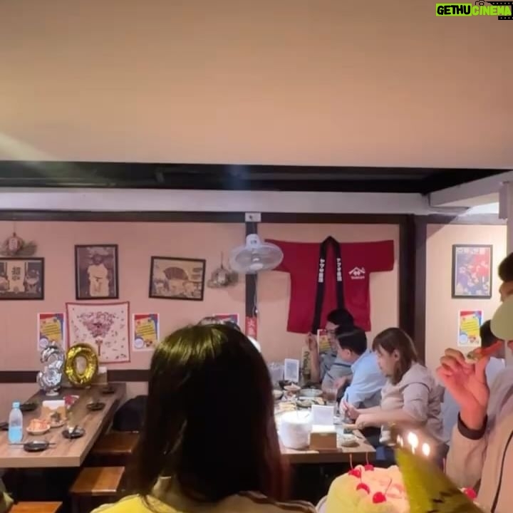 Lin Chia Yo - 3.2K Likes - 今年的生日太感謝這些好朋友們
為了製造驚喜跟驚嚇大家演起來那個演技有嚇到我
還有特意開一堂舞蹈課當前奏讓我出門的
在劇組慶生、在排球場慶生、跟藍人們慶生
已經沒有比這更棒的生日了🥰