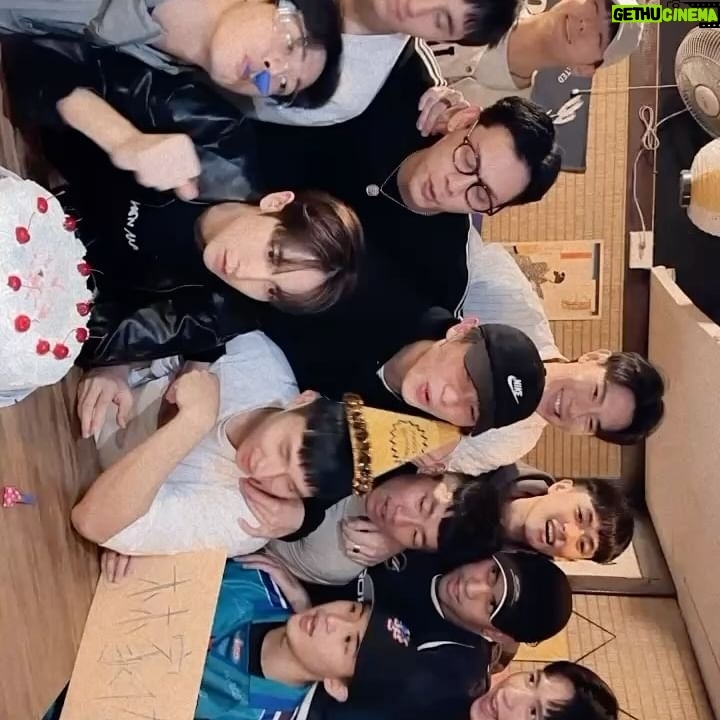 Lin Chia Yo - 3.2K Likes - 今年的生日太感謝這些好朋友們
為了製造驚喜跟驚嚇大家演起來那個演技有嚇到我
還有特意開一堂舞蹈課當前奏讓我出門的
在劇組慶生、在排球場慶生、跟藍人們慶生
已經沒有比這更棒的生日了🥰